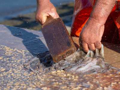 ...e si percuote con una paletta di legno rettangolare